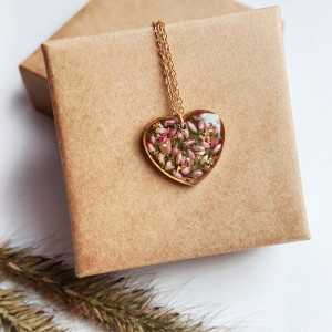 Wisiorek z żywicy z kwiatami wrzosa