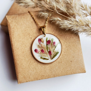 Wisiorek z żywicy z suszonymi kwiatami wrzośca