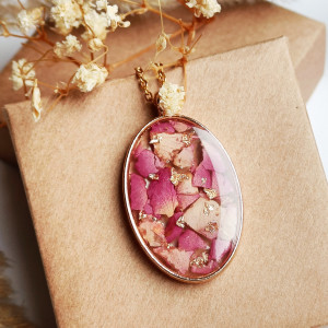 Wisiorek z żywicy z suszonymi kwiatami płatki róż