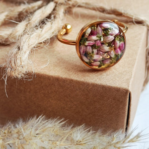 Pierścionek z żywicy z suszonymi kwiatami wrzosa
