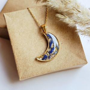 Naszyjnik wisiorek z żywicy księżyc z płatkami chabra