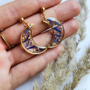 Kolczyki z żywicy księżyc z płatkami chabra