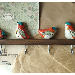 Wieszak z karminowymi prtaszkami