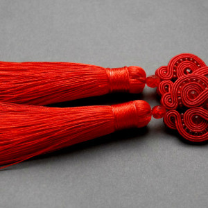 czerwone kolczyki lub klipsy sutasz