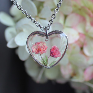 Srebrna zawieszka srebrny wisiorek kwiat naszyjnik żywica z żywicy kwiaty serce serduszko gipsówka pomarańczowa różowa