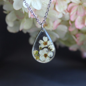 Srebrna zawieszka srebrny wisiorek kwiat naszyjnik żywica z żywicy kwiaty łezka łza kropelka tawuła delikatna żywica z żywicy suszony kwiat