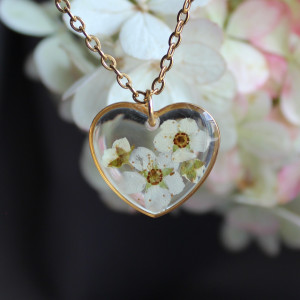 Złota zawieszka złoty wisiorek kwiat naszyjnik żywica z żywicy kwiaty serce serduszko tawuła tawułą