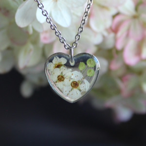 Srebrna zawieszka srebrny wisiorek kwiat naszyjnik żywica z żywicy kwiaty serce serduszko tawuła tawułą