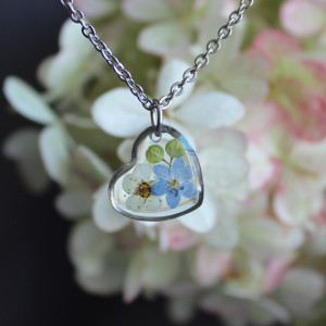 Srebrna zawieszka srebrny wisiorek kwiat naszyjnik żywica z żywicy tawułakwiaty serce serduszko niezapominajki z niezapominajkami niezapominajką