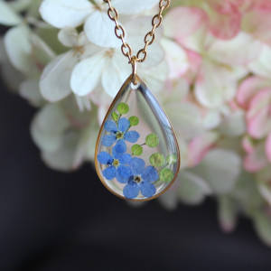 Złota zawieszka złoty wisiorek kwiat naszyjnik żywica z żywicy kwiaty niezapominajki łezka łza kropelka niezapominajkami