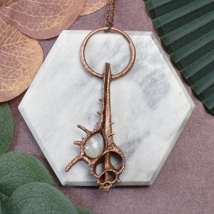 Miedziany wisior z kamieniami księżycowymi i muszlą Murex Ternispina #80