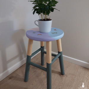 Drewniany taboret w stylu pastel vintage - wyjątkowa ozdoba mieszkania