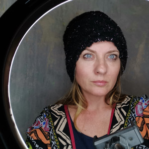 Futrzana czarna z brokatem czapka