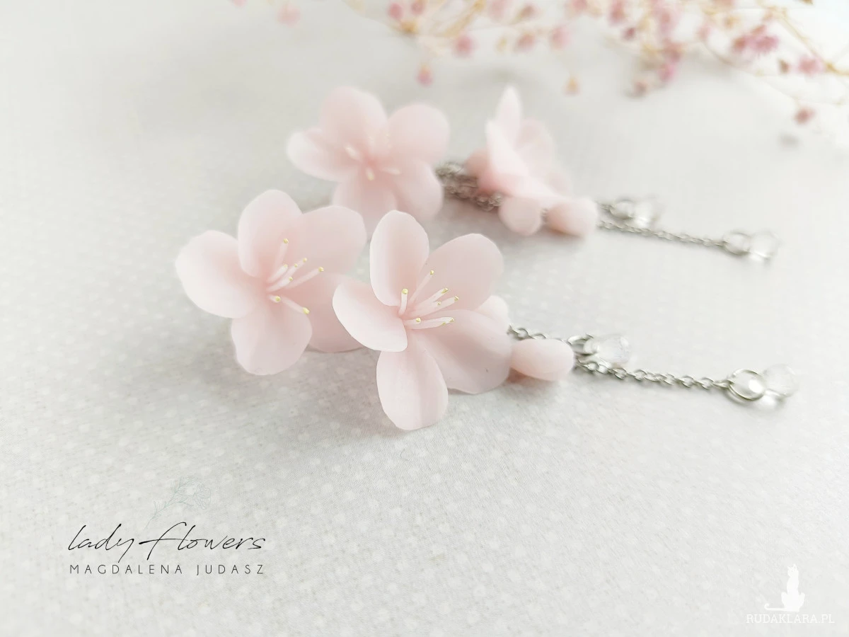 Kolczyki z pastelowymi kwiatami