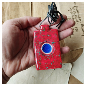 Wisior ze szklanym oczkiem