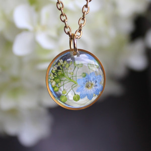 Złota zawieszka złoty wisiorek kwiat naszyjnik żywica z żywicy kwiaty niezapominajki niezapominajkami