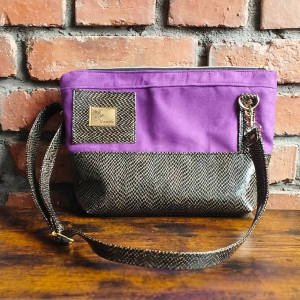 Mała fioletowa torebka crossbody, torebka na ramię, wężowy wzór