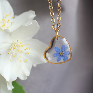 złota zawieszka złoty wisiorek naszyjnik żywica z żywicy kwiaty z kwiatami serce serduszko niezapominajki niezapominajka z niezapominajką
