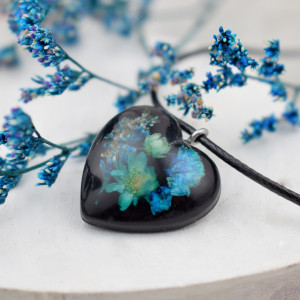 Wisiorek serce z kwiatuszkami w żywicy