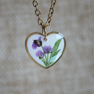 Złota zawieszka złoty wisiorek kwiat naszyjnik żywica z żywicy suszone kwiaty dziewczęcy kobiecy  serce serduszko smagliczka fioletowe