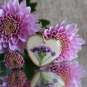 Złota zawieszka złoty wisiorek kwiat naszyjnik żywica z żywicy suszone kwiaty dziewczęcy kobiecy serce serduszko smagliczka fioletowe