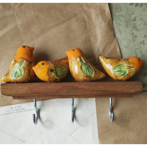 Wieszak z brązowymi ptaszkami