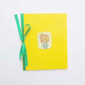 żółta kartka okolicznościowa, kwiatek kartka malowana ręcznie, kartka z kwiatkiem, wiosenna kartka