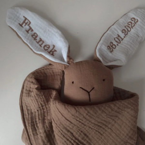 pierwsza przytulanka dla noworodka, królczek z organicznego muślinu, prezent dla dziecka z imieniem, personalizowane zabawki