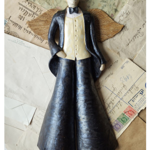 Anioł męski w smokingu