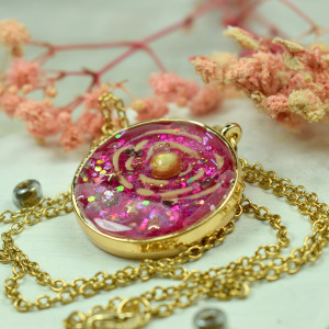 Unikatowy wisiorek z żywicy KOSMOS K6