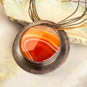 Miedziany naszyjnik z agatem w ognistych barwach c1177