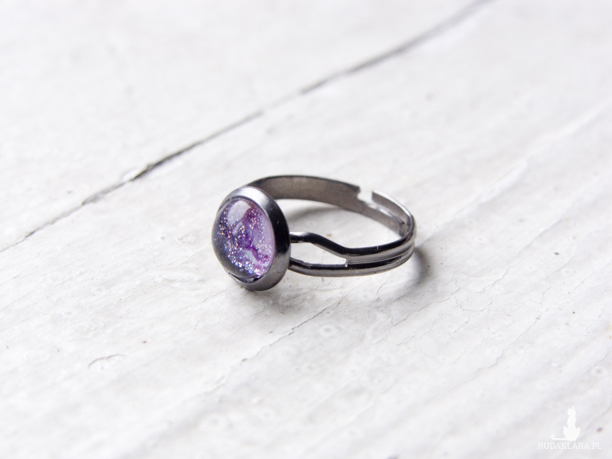 Mały pierścionek z ręcznie malowanym oczkiem - fiolety