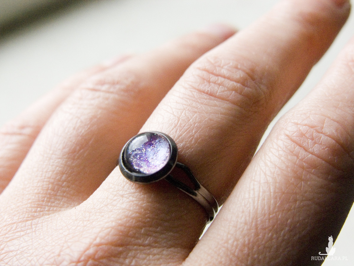 Mały pierścionek z ręcznie malowanym oczkiem - fiolety