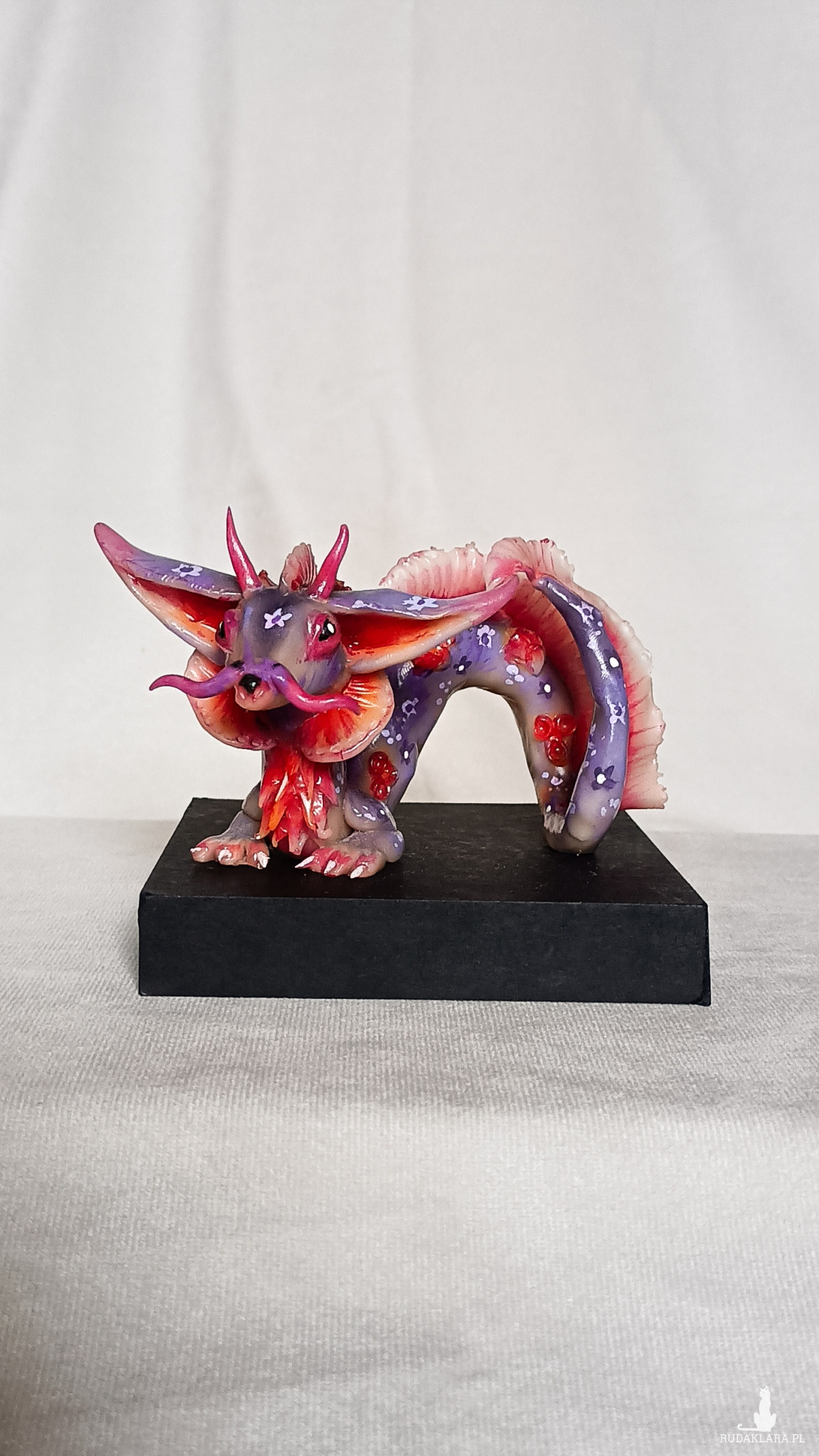 Ręcznie wykonana rzeźba chińskiego różowego smoka, Idealna dekoracja dla fana fantasy oraz anime