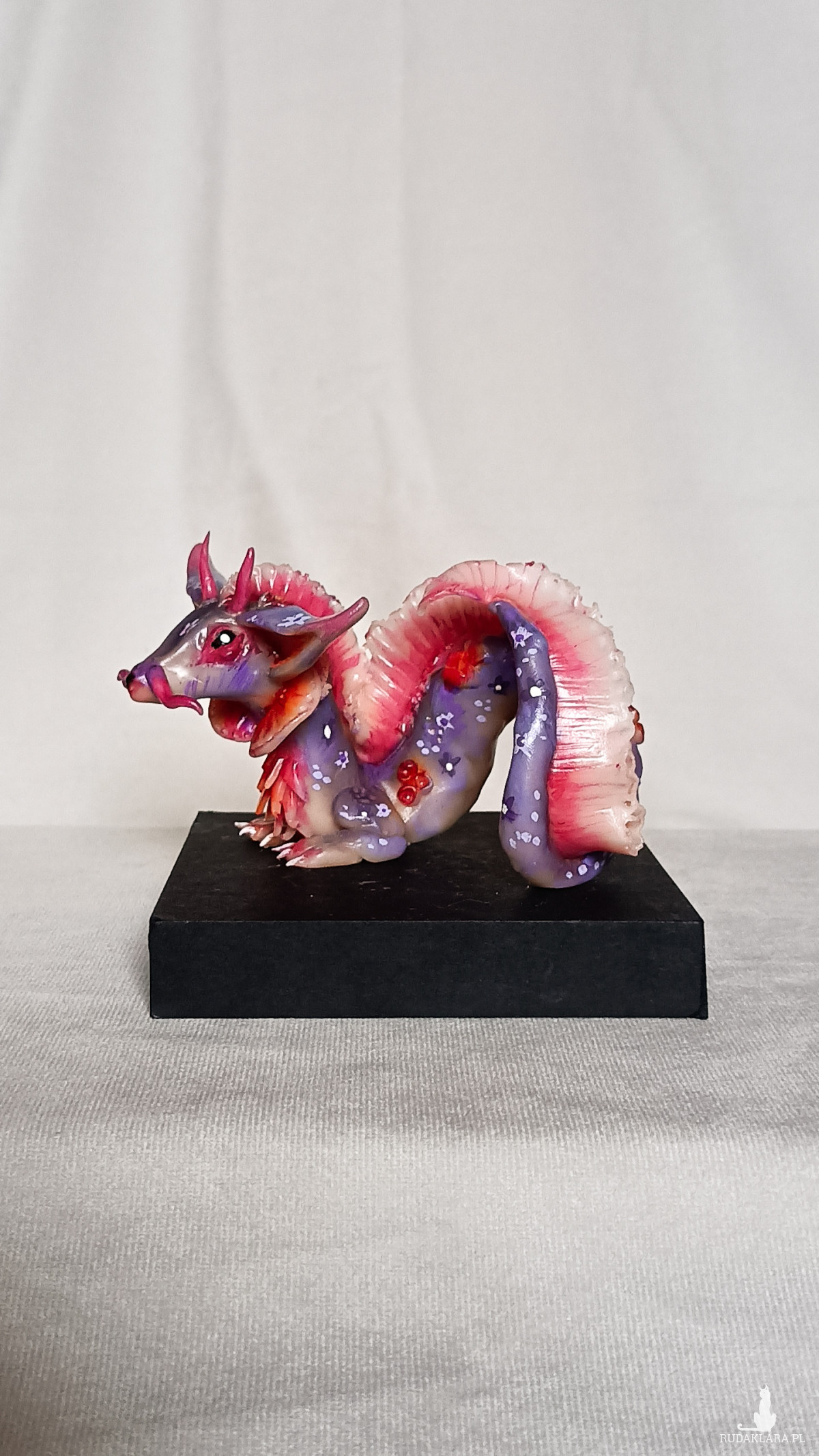 Ręcznie wykonana rzeźba chińskiego różowego smoka, Idealna dekoracja dla fana fantasy oraz anime