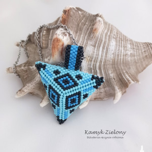 Trójkątny koralikowy wisior na stalowym łańcuszku