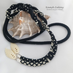 Koralikowy lariat czarno-beżowy