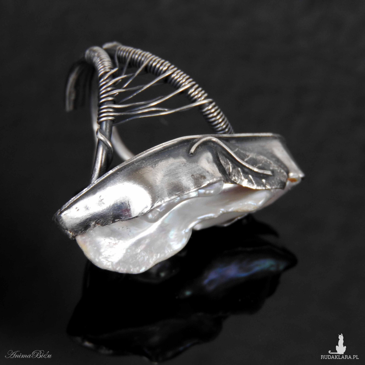 Pierścionek srebrny z perłą słodkowodną regulowany