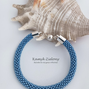 Bransoletka z niebieskich, metalicznych koralików
