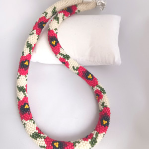 Naszyjnik - maki na matowym, kremowym tle