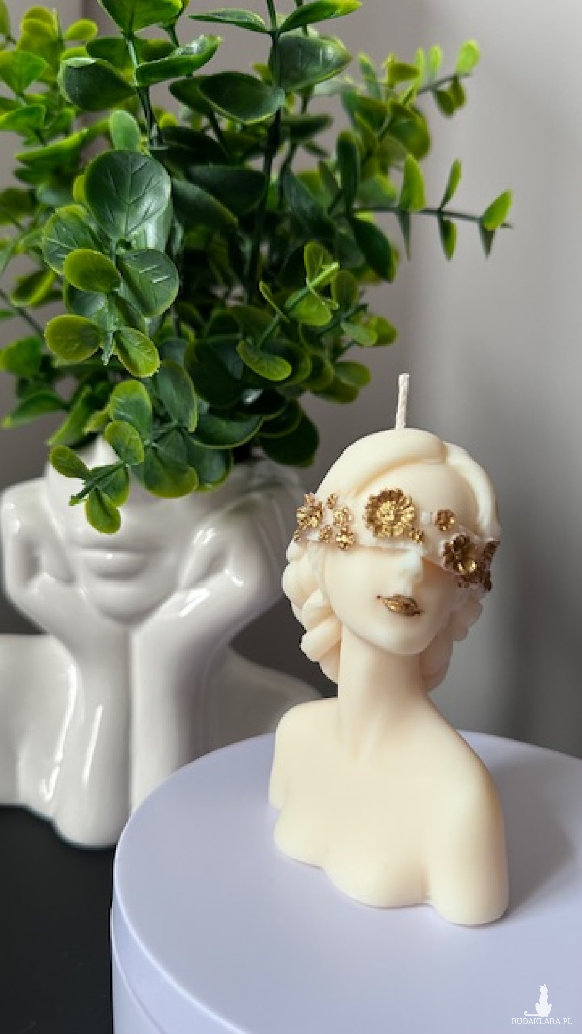Świeca sojowa kobieta kwiaty we włosach gold