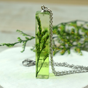 Wisiorek z roślinką w żywicy - zielony - GN7