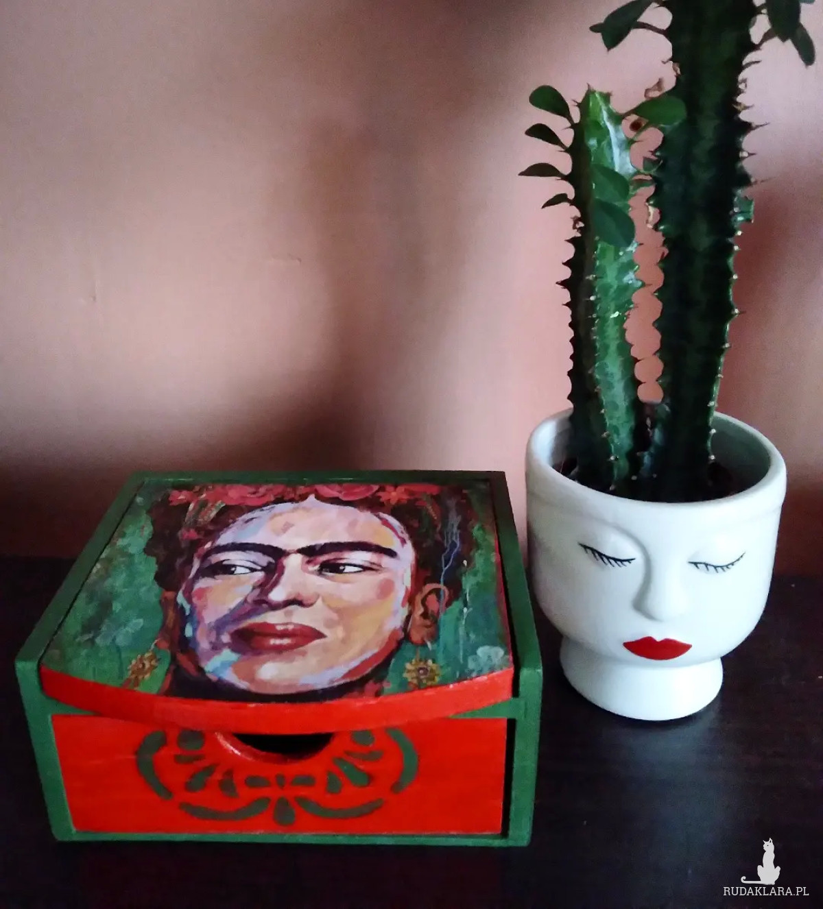 Drewniana szkatułka Frida Kahlo oliwkowa mini komoda na biżuterię z lustrem z szufladą czerwone akcenty decoupage