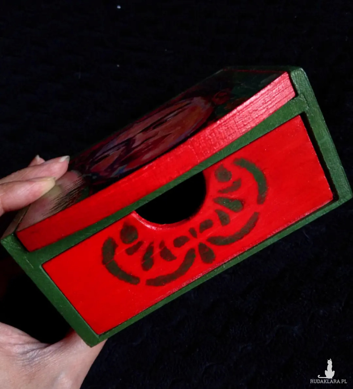 Drewniana szkatułka Frida Kahlo oliwkowa mini komoda na biżuterię z lustrem z szufladą czerwone akcenty decoupage