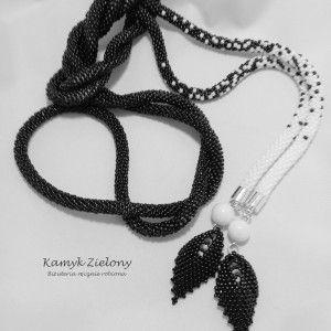 Lariat czarno-biały z kuleczkami białego marmuru