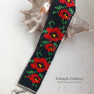 Bransoletka - maki na czarnym tle