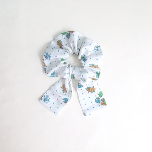 ozdoba do włosów, kwiatki scrunchie gumka do włosów, białe scrunchie w kwiatki, jasne skranczi, skrunczie do włosów, skrunczi,skranczi, gumka skranchie