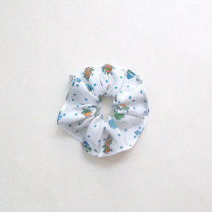 jasne scrunchie, ozdoba do włosów, gumka do włosów, kwiatki scrunchie, skrunczi, skranczi