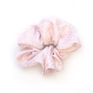 jasnoróżowa gumka do włosów, scrunchie  z bawełny, satynowe scrunchie, pastelowa ozdoba do włosów, jasnoróżowe skranczi, skrunczi do włosów