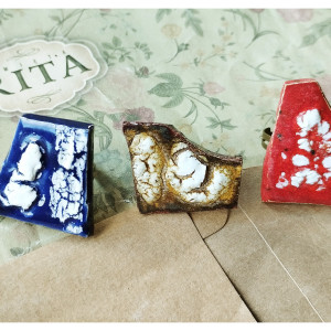 Czerwony pierścionek z deseniem